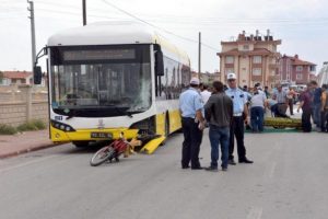 Belediye otob&uuml;s&uuml;n&uuml;n &ccedil;arptığı motosiklette 2 gen&ccedil; &ouml;ld&uuml;