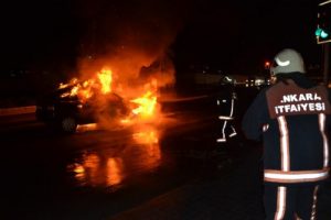 Kırmızı ışıkta &ouml;ndeki araca &ccedil;arpan otomobil yandı