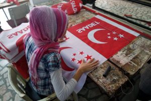 Bursa'da bayrak&ccedil;ıların 1 Kasım mesaisi