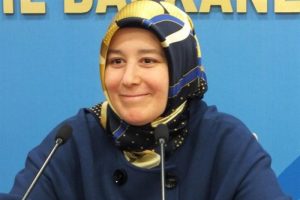 AK Parti'nin kadın kolları başkanı MHP'ye katıldı