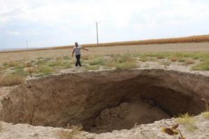 Karapınar'da yeni obruk oluştu