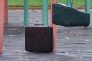 Ş&uuml;pheli &ccedil;antadan tuğla par&ccedil;aları &ccedil;ıktı