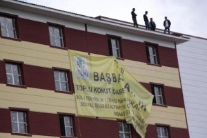 İş&ccedil;iler &ccedil;atıya &ccedil;ıktı, polis afişin derdine d&uuml;şt&uuml;