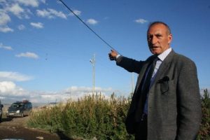 Yıllardır değişmeyen elektrik hatları vatandaşı isyan ettirdi