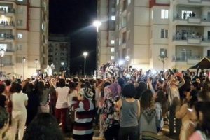 Kız &ouml;ğrencilerden tencere tavayla protesto