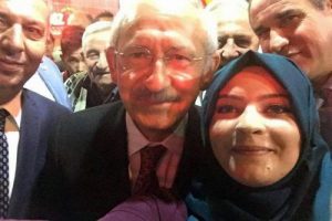 Kılı&ccedil;daroğlu, baş&ouml;rt&uuml;l&uuml; partili ile selfie &ccedil;ekindi