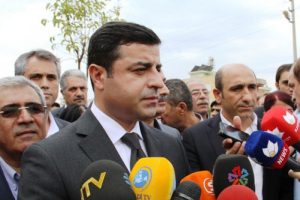 Demirtaş: Putin'e de bir parmak sallayın g&ouml;relim