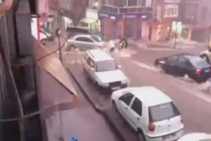 Otomobilini kurtarmak isterken canından oluyordu