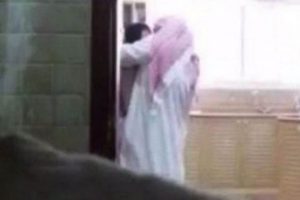 Kocasını bakıcıyla yakaladı, su&ccedil;lu oldu