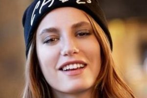 Serenay Sarıkaya direk dans&ccedil;ısı oluyor...