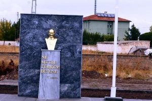 Atat&uuml;rk'&uuml;n heykeli gitti, b&uuml;st&uuml; geldi