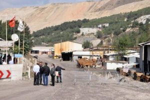 Mahkeme kararına rağmen facia ocağına giremediler