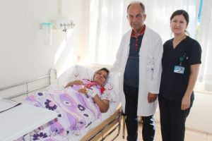 Yumurtalıklarından 8 ve 16 santimlik 2 kist &ccedil;ıkarıldı
