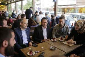 Gen&ccedil;lik Bakanı gen&ccedil;lerle sohbet etti