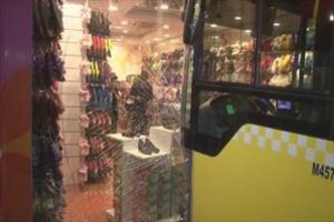 Gaz pedalı tutukluk yapan İETT otob&uuml;s&uuml; mağazaya daldı