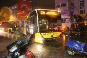 Şişli'de meydana gelen kazada facianın eşiğinden d&ouml;n&uuml;ld&uuml;