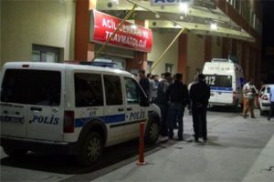 Yol kesen PKK'lılar korucularla &ccedil;atıştı: 1 korucu ağır yaralı
