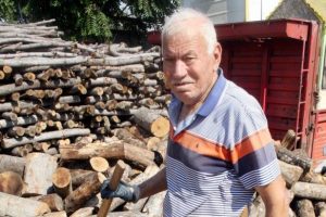 Bursa'da tek bacağı olmasa da hala odun kırıyor &uuml;stelik tam 78 yaşında!