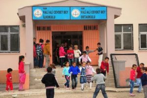 Yakılan okulda ders zili yeniden &ccedil;aldı