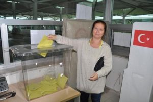 Trakya'da g&uuml;mr&uuml;klerde oy verme işlemi başladı
