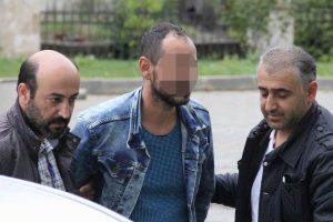 T&uuml;fekle 2 kişiyi yaralayan şahıs adliyede