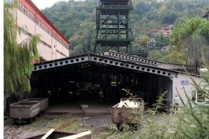 Maden ocağındaki yangını s&ouml;nd&uuml;rme &ccedil;alışmaları s&uuml;r&uuml;yor