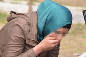 Gen&ccedil; kız 'sevgili olmayı' reddedince sokak ortasında dayak yedi