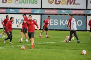 Galatasaray, 10 oyuncudan yoksun &ccedil;alıştı