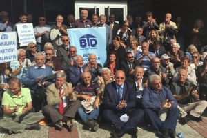 CHP Bursa milletvekili t&uuml;keticinin yanında