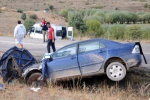 Sivas'ta minib&uuml;s ile otomobil &ccedil;arpıştı: 1 &ouml;l&uuml;
