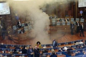 Vekiller meclise g&ouml;z yaşartıcı gaz attı