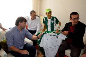 Ertuğrul Sağlam, kanser hastası taraftarı ziyaret etti