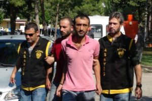 Otob&uuml;s bekleyen kadınların c&uuml;zdanlarını &ccedil;almaktan yakalandılar