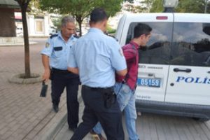 Bursa'da lise &ouml;ğrencisinin belinden satır &ccedil;ıktı