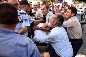 Halkevleri &uuml;yelerinden eski Bakanı Elvan'a protesto