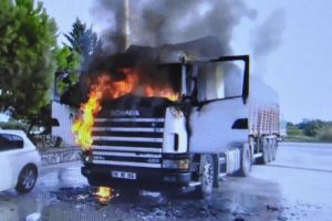 Akaryakıt istasyonunda TIR'da korkutan yangın