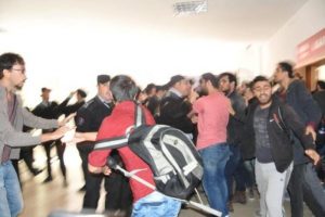 Anadolu &Uuml;niversitesi'nde afiş kavgası