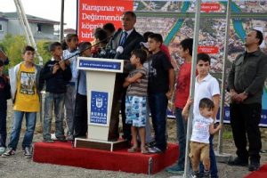Efkan Ala, Bursa'da &ccedil;ocuklarla selfie &ccedil;ekti