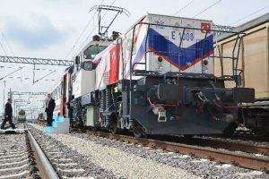Milli elektrikli lokomotif raylara indi