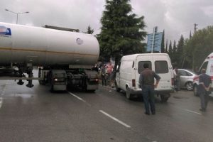 Tanker ile minib&uuml;s &ccedil;arpıştı: 1 yaralı