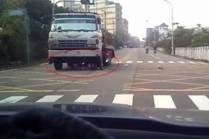 Motosikletli kamyonun altında kaldı