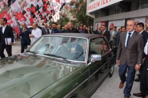 MHP Lideri klasik arabasıyla se&ccedil;im merkezine geldi