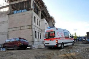 Okul inşaatından d&uuml;şen kalıp ustası &ouml;ld&uuml;