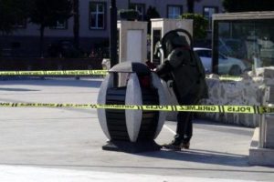 &Ccedil;anakkale Valiliği &ouml;n&uuml;nde bomba korkusu