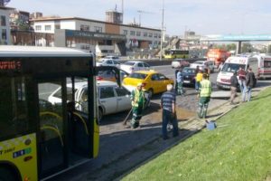 Belediye otob&uuml;s&uuml; kaza yaptı: 7 yaralı