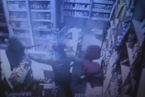 Pompalı t&uuml;fekle soygun g&uuml;venlik kamerasında