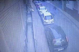 Otomobili soymak i&ccedil;in 1 saat 22 dakika uğraştılar