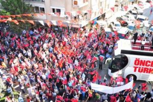 Kılı&ccedil;daroğlu'na İzmir'de yoğun ilgi