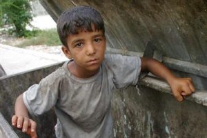 Suriyeli &ccedil;ocuklar ekmeklerini &ccedil;&ouml;pten &ccedil;ıkartıyor
