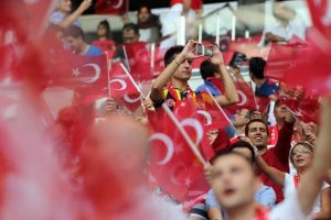 İzlanda ma&ccedil;ına bayrak ve atkı şov damgası
